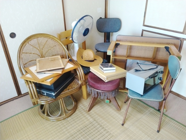 古い椅子と電子レンジと扇風機など粗大ゴミ.jpg