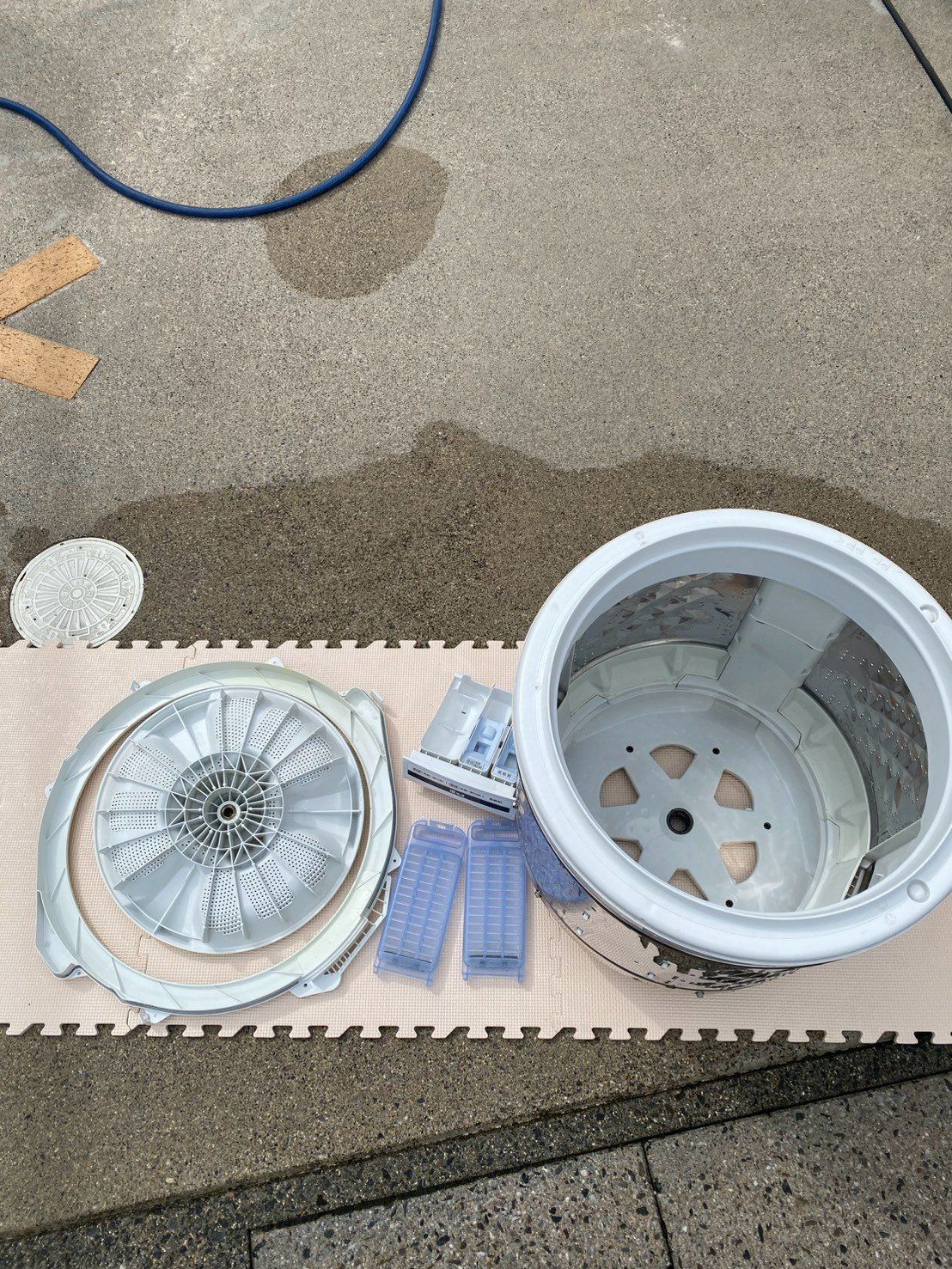 洗濯槽_02_分解して部品を洗浄.jpg