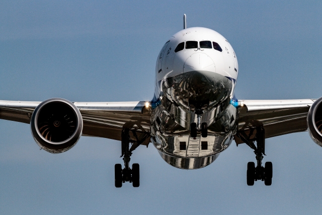 ボディが光る飛行機正面.jpg